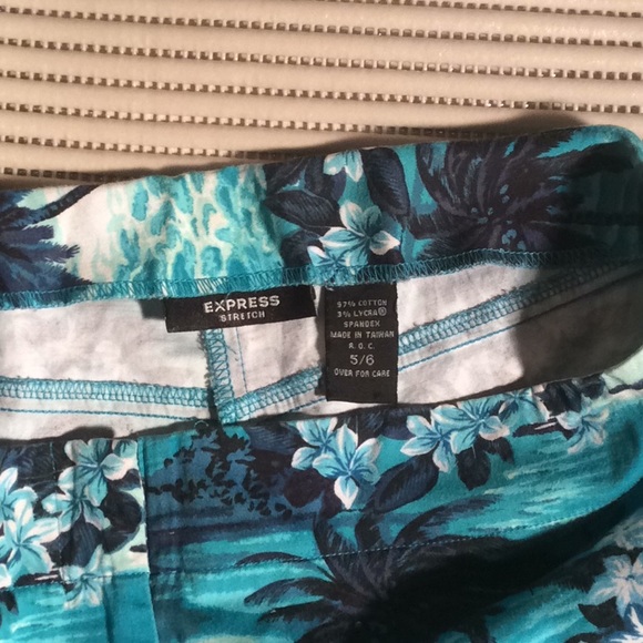 Express shorts tropical print size 5/6 - Picture 3 of 3